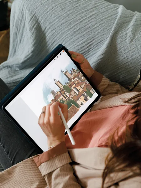Un village provençal illustré, affiché sur une tablette