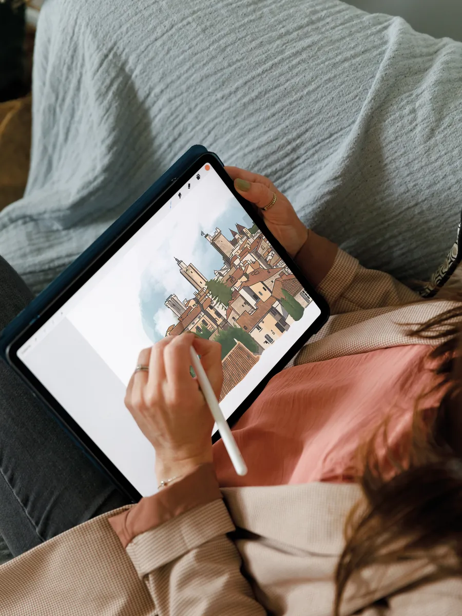 Un village provençal illustré, affiché sur une tablette