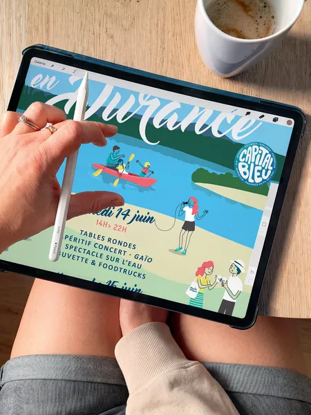 L'affiche illustrée d'Un dimanche en Durance sur une tablette, tenue en main