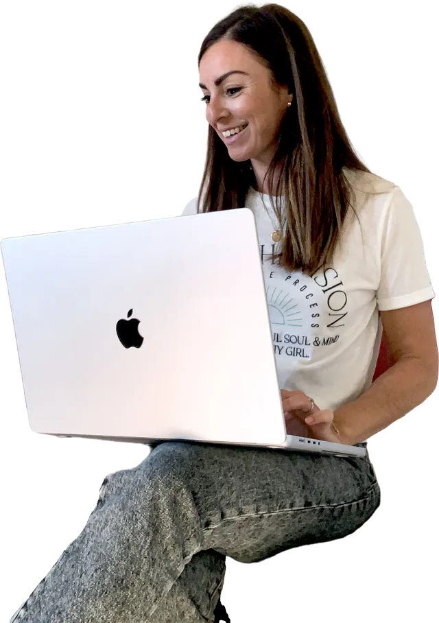 Marie Saquet-Gouville, assise, ordinateur portable sur les genoux