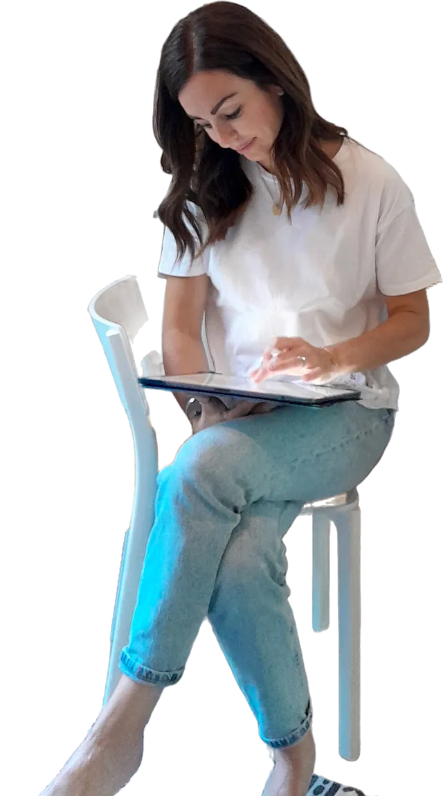 Marie Saquet-Gouville, assise, tablette graphique sur les genoux