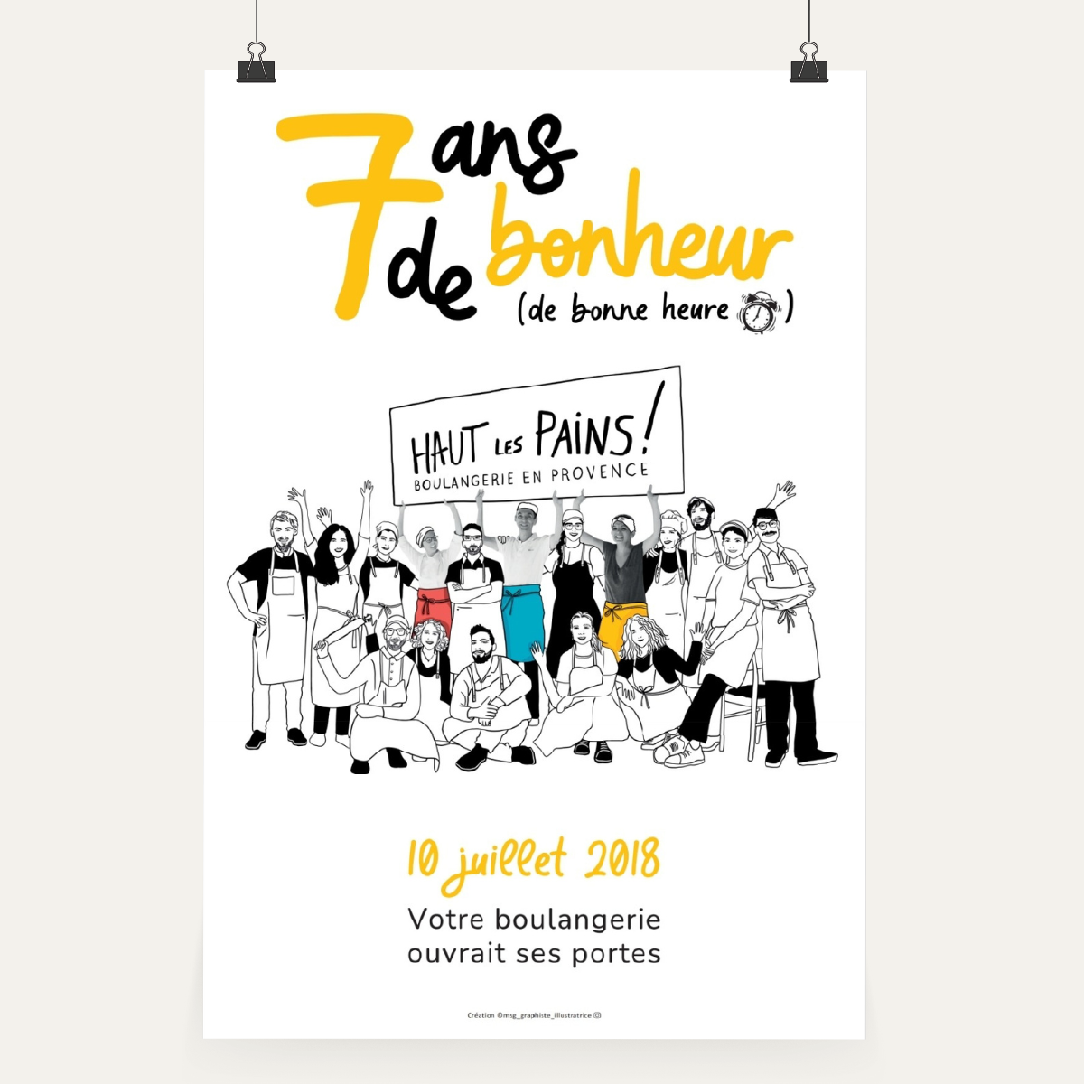 Illustration au trait noir et blanc représentant l’équipe de la boulangerie de Lauris, affiche grand format 7 ans de bonheur avec trois tabliers en couleur.