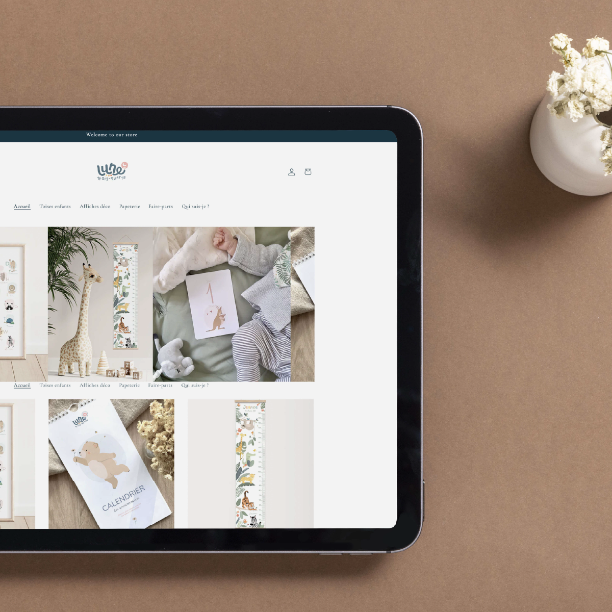 Création graphique du site e-commerce Lune Trois-Quarts et définition d'une charte. Aperçu de la page d'accueil du site sur Ipad Pro