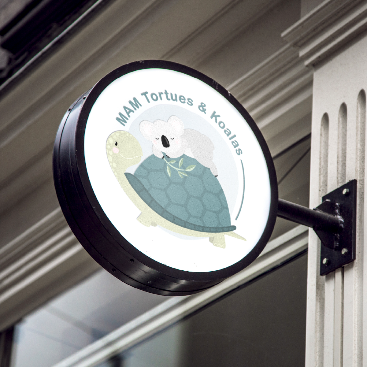 Enseigne ronde d’une MAM avec illustration de tortue et texte Tortues & Koalas.