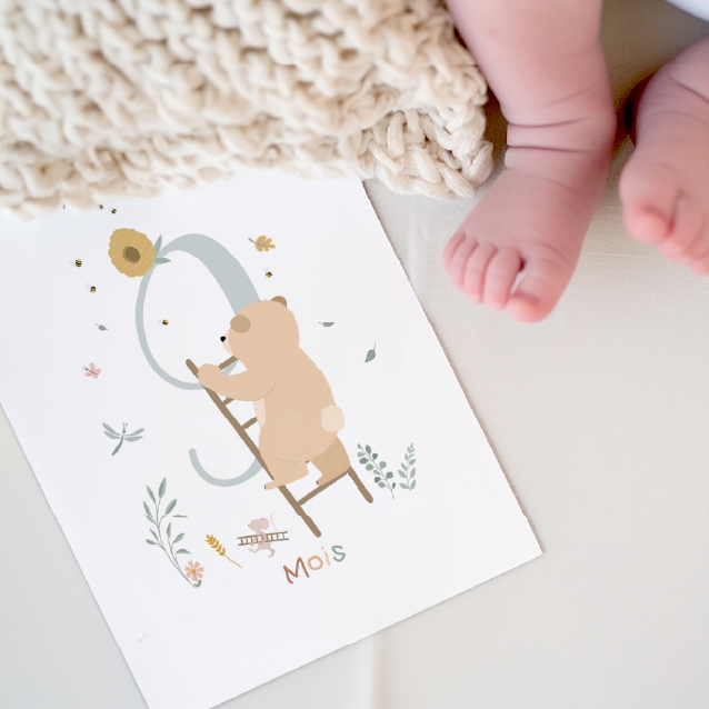Carte étape 9 mois devant pieds de bébé