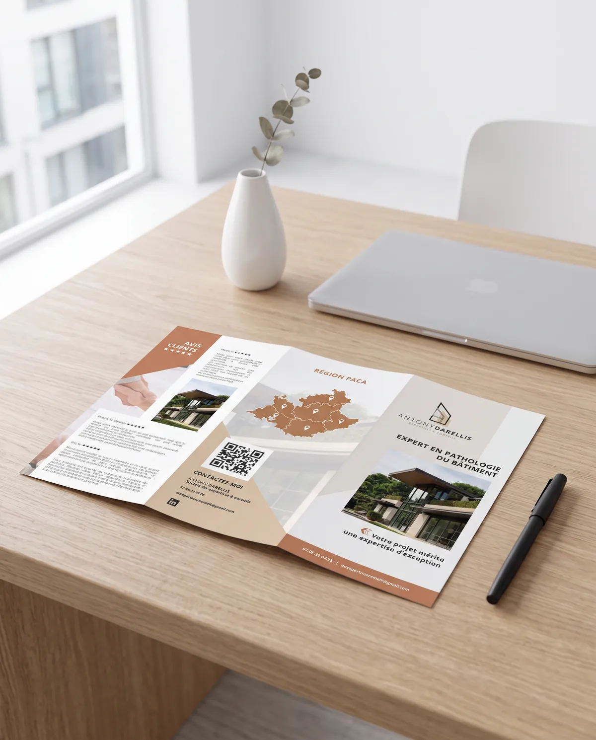 Le dépliant commercial de DA Expertises & Conseils, ouvert, avec le monogramme AD