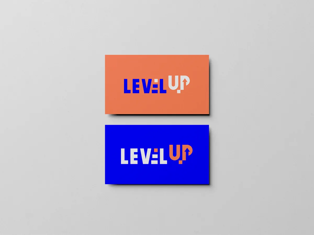 Cartes de visite Level Up, le logo à la flèche en bleu et corail