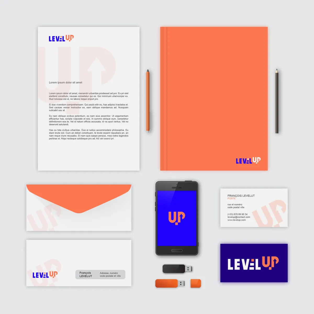 Le logo Level Up sur la papeterie du consultant