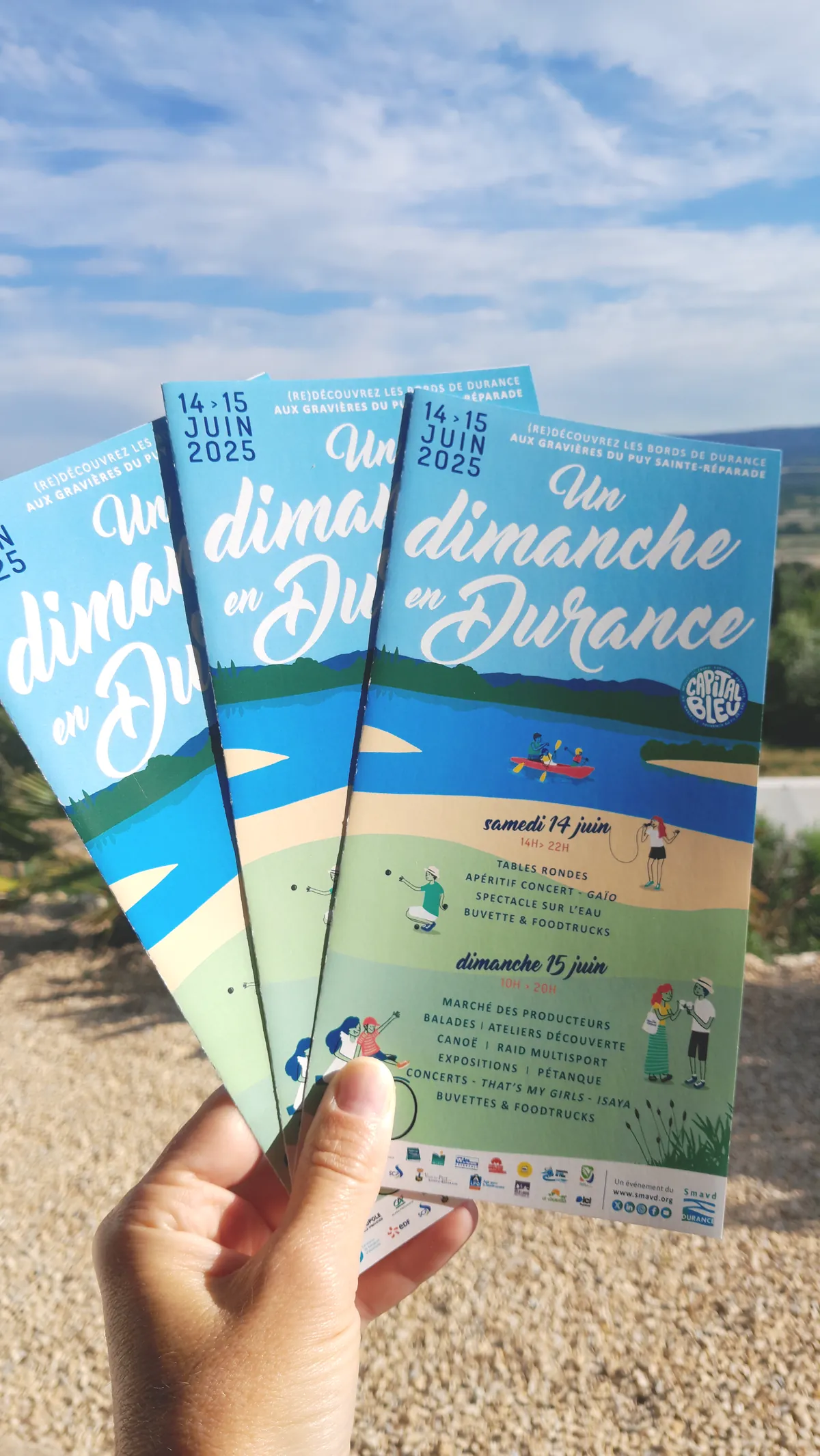 Affiche illustrée d'Un dimanche en Durance 2025 : promeneurs, cyclistes et canoës au bord de la rivière