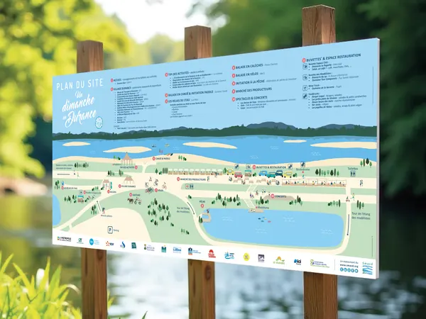 Plan illustré du site d'Un dimanche en Durance, affiché sur panneau au bord de l'eau